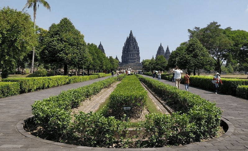 Spot Foto yang Tak Boleh Terlewatkan Saat Kamu Berada di Candi Prambanan