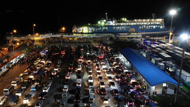 Kemacetan Tol Cikampek Arah Jakarta Kendaraan Terus Meningkat, Rekayasa lalu lintas lawan arah atau contraflow pun diberlakukan.