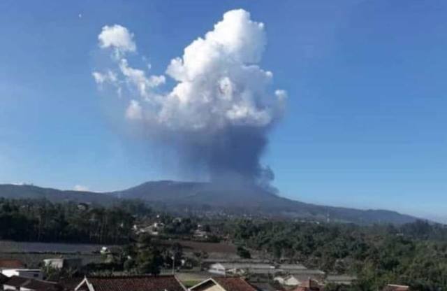 Cek Fakta : Gunung Tangkuban Parahu Mengalami Erupsi, Benarkah Hal Tersebut?