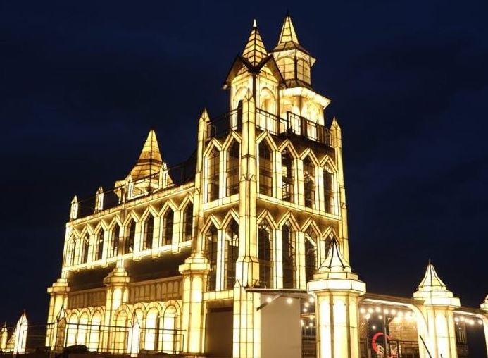 Keterangan foto: estinasi Wisata Baru,Castle Lampion Di Purwakarta.