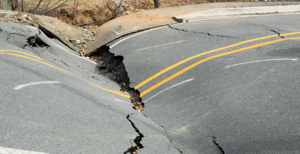 Gempa Bisa Aja Datang Sewaktu-Waktu: Kenalin 7 Penyebab Gempa Bumi Sering Terjadi di Indonesia