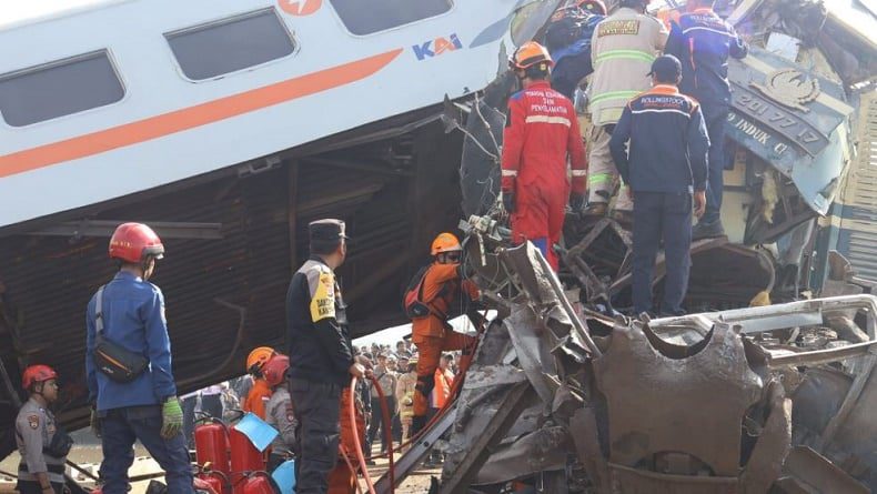 Tubuh Masinis Kereta Api (KA) Turangga Terjepit Gerbong Akibat Bertabrakan Dengan KA 350 Commuter Line Bandung Raya