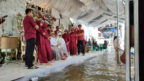 Pasangan di Cirebon Ini Viral, Usai Bahagia Menikah di Tengah Banjir Nikah