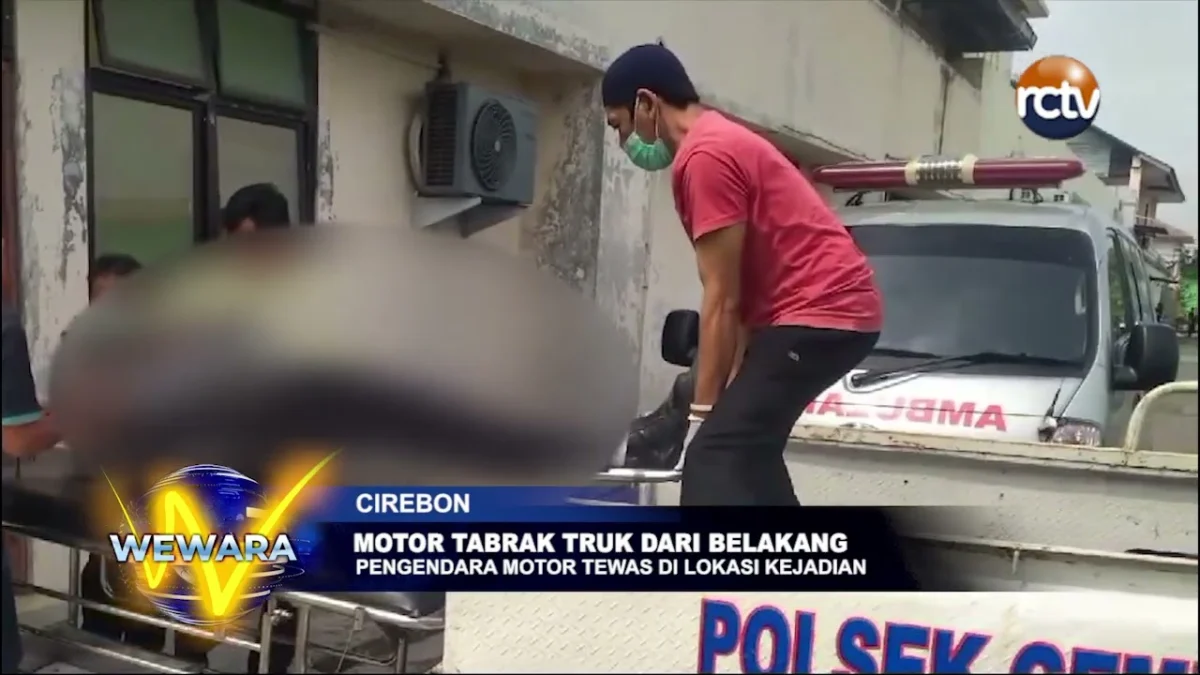 Motor Tabrak Truk Dari Belakang