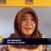 Emak Emak Ngecat Ruang Kelas Bareng Bareng di SDN 3 Klayan