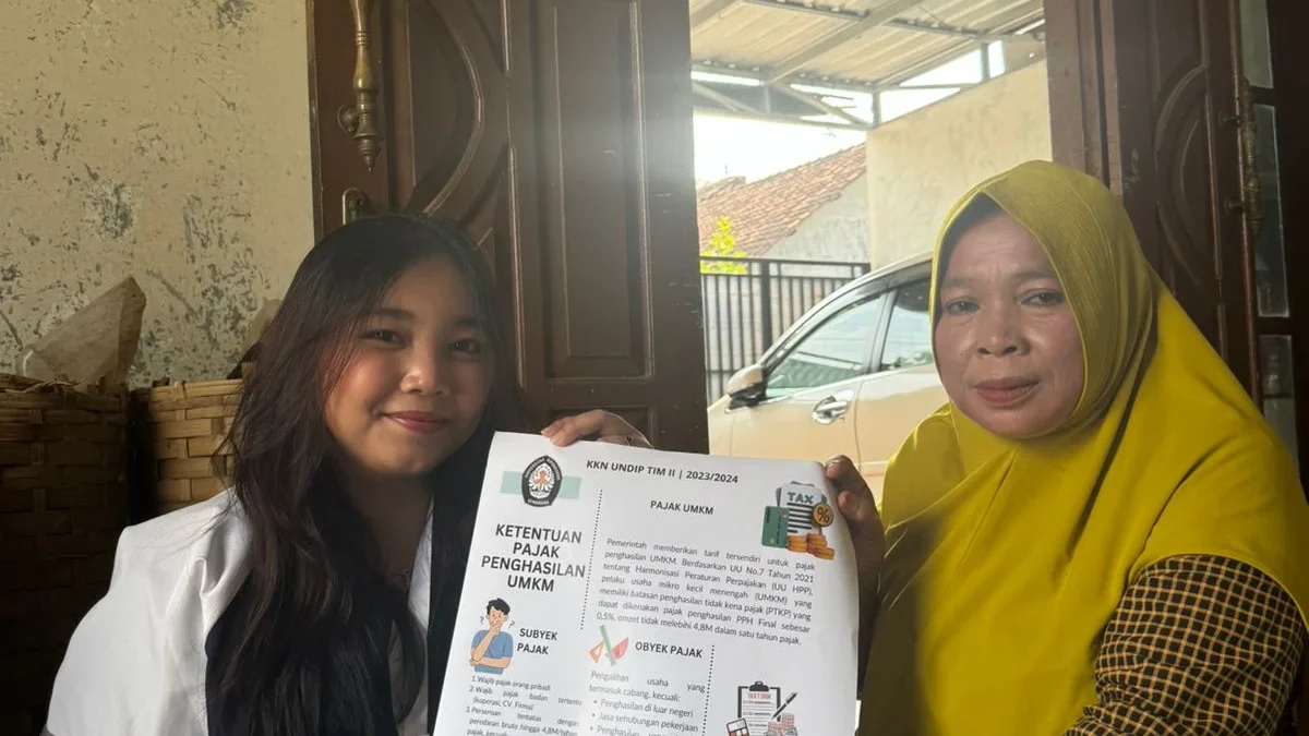 Penyerahan Poster Kreatif Kepada Pelaku UMKM di Desa Amongrogo