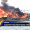 Kapal Penangkap Ikan Di Pelabuhan Kejawanan Terbakar