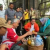 Foto: Ahmad Syaikhu minum jamu