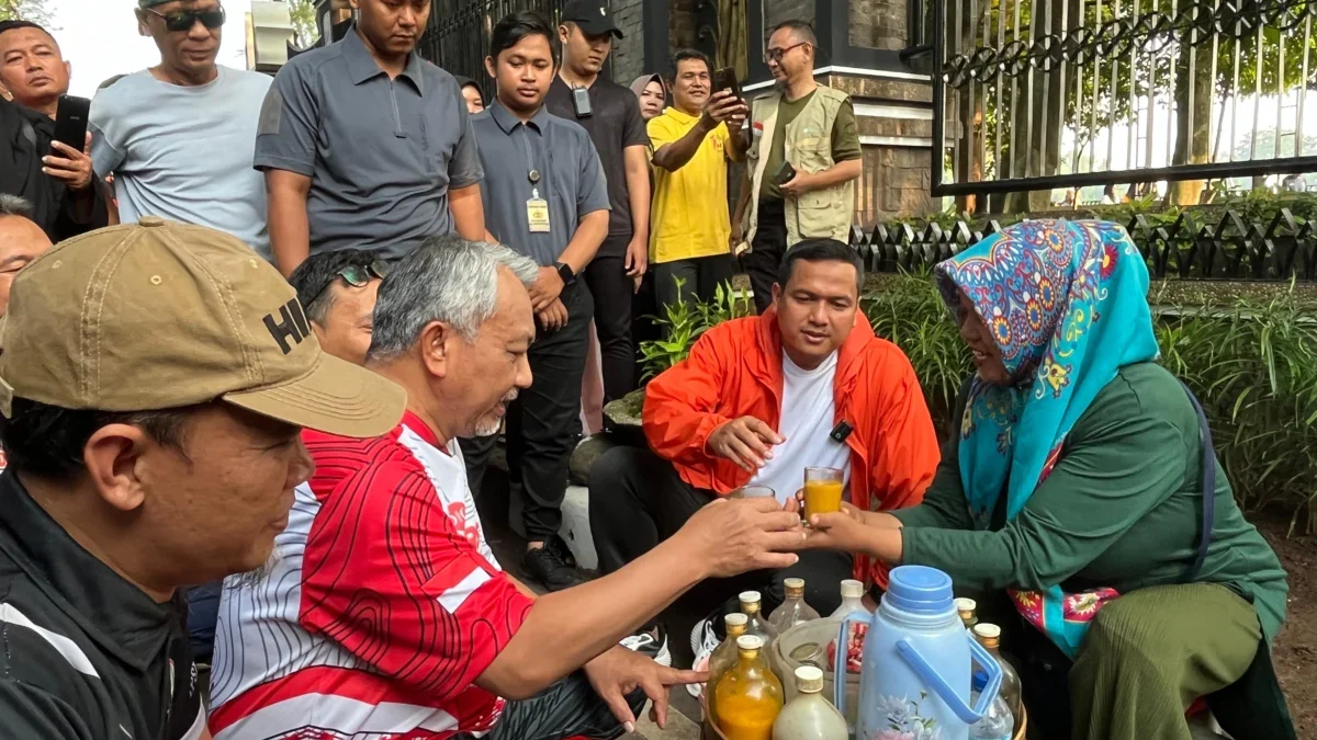 Foto: Ahmad Syaikhu minum jamu