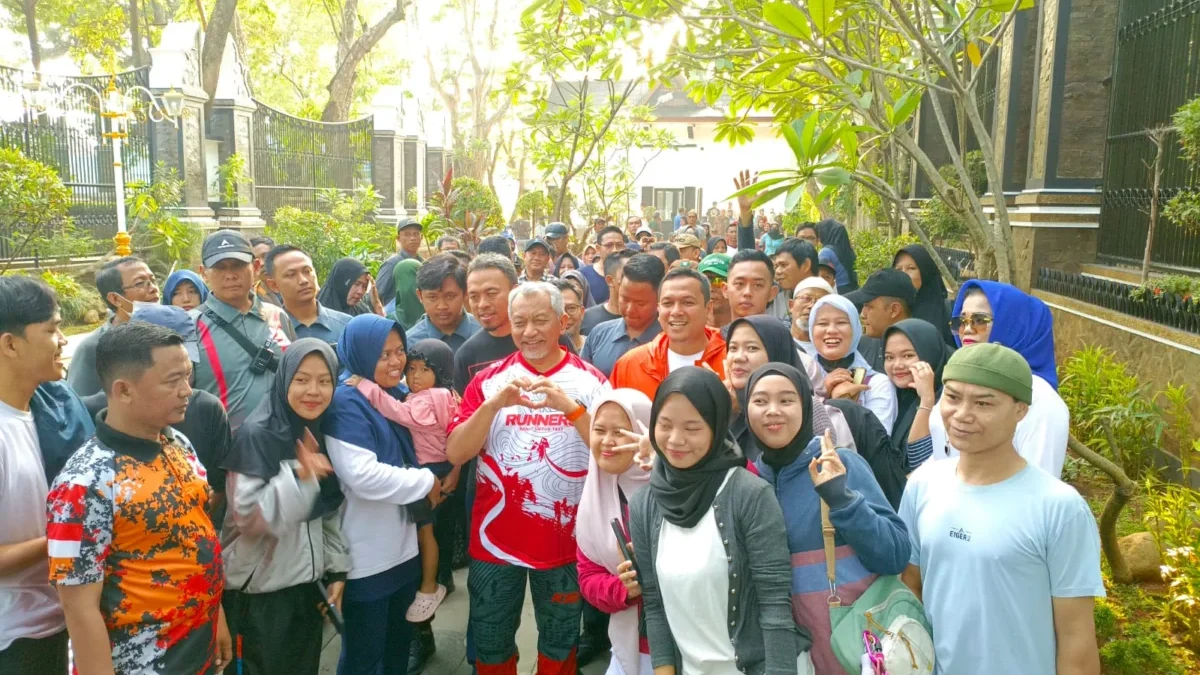 Foto: Ahmad Syaikhu jalan bersama warga