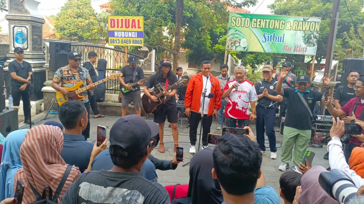 Foto: Ahmad Syaikhu sapa warga di dkawasan Taman Sri Baduga