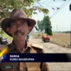 Warga Seuseupan Perbaiki Jalan Rusak