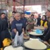 Foto: Ahmad Syaikhu kunjungi pasar kepuh