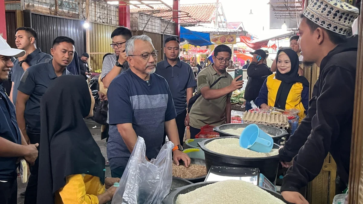 Foto: Ahmad Syaikhu kunjungi pasar kepuh