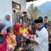 Foto: Ahmad Syaikhu bagikan program telur asih