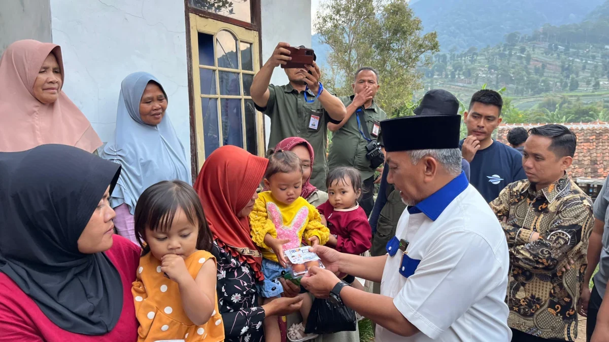 Foto: Ahmad Syaikhu bagikan program telur asih