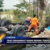 Truk Pengangkut Bahan Benang Terguling