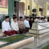 Foto: Syaikhu ziarah ke makam KH Noer Ali/ist