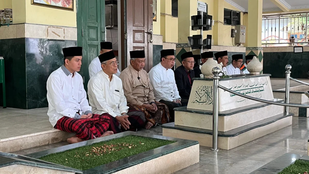 Foto: Syaikhu ziarah ke makam KH Noer Ali/ist