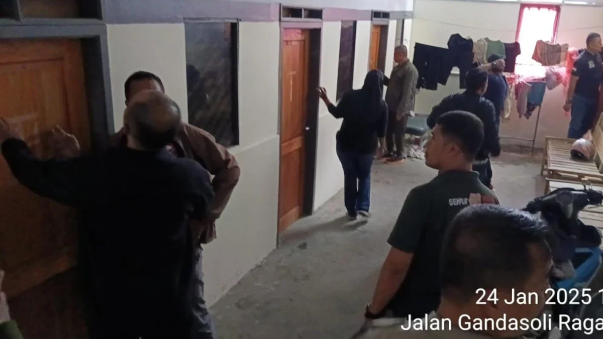 Belasan Petugas Satpol PP Kuningan menggelar pemeriksaan di sebuah rumah kos