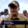 Polisi Turun Bantu Bersih Bersih Sisa Banjir