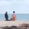 Emak-amak Barbar Rusak dagangan es krim keliling