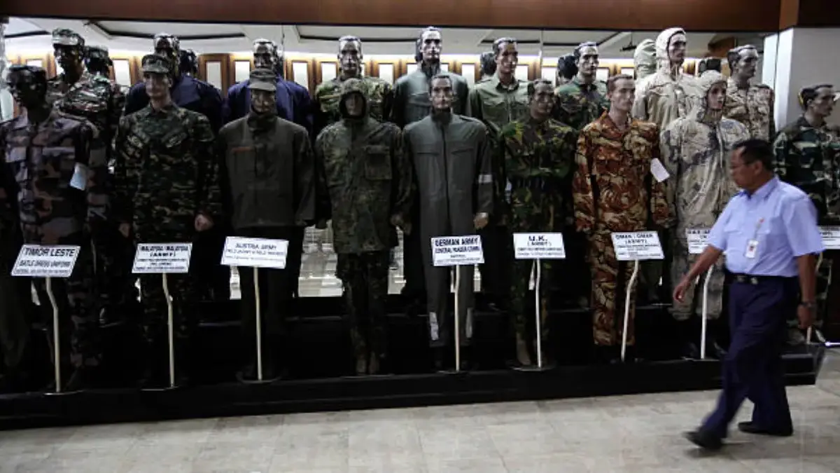 Koleksi Seragam Militer