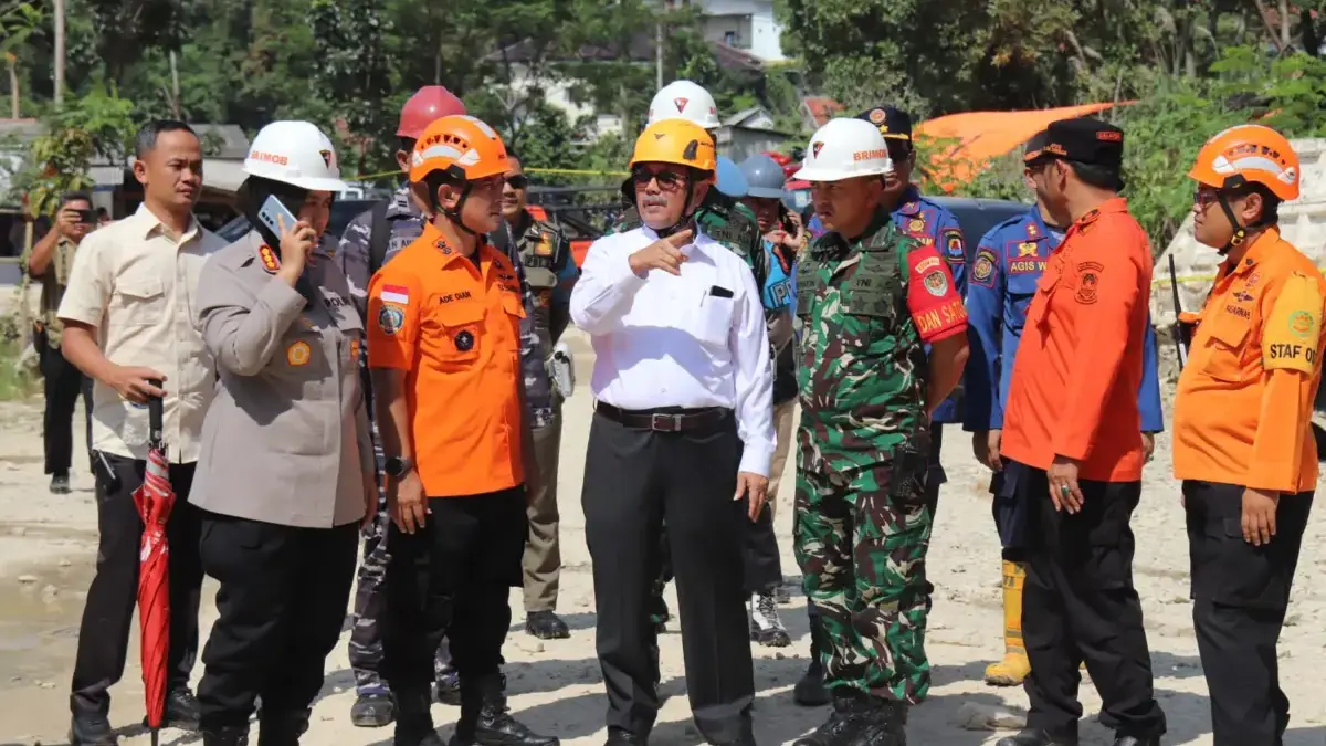 Bupati Imron Tinjau Longsor
