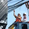 Bupati Imron memimpin penertiban kabel udara di Jl Tuparev Kedawung