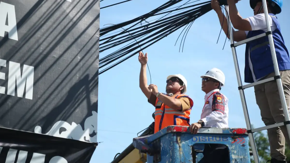 Bupati Imron memimpin penertiban kabel udara di Jl Tuparev Kedawung