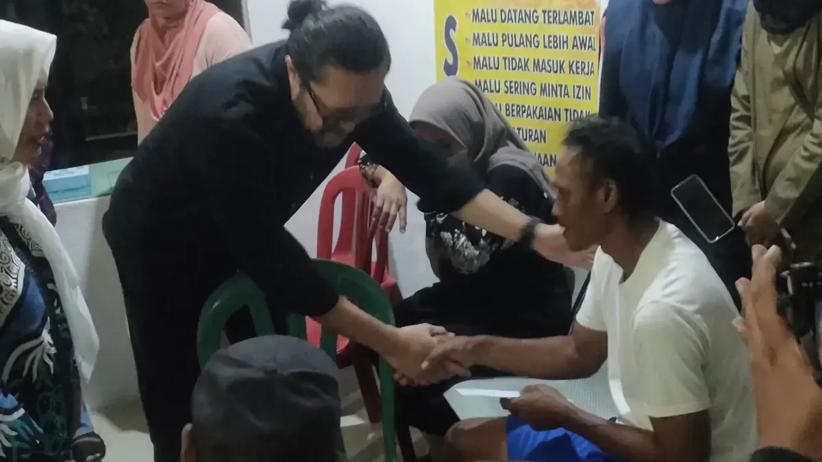 Ono Surono Bantu Korban Longsor Gunung Kuda