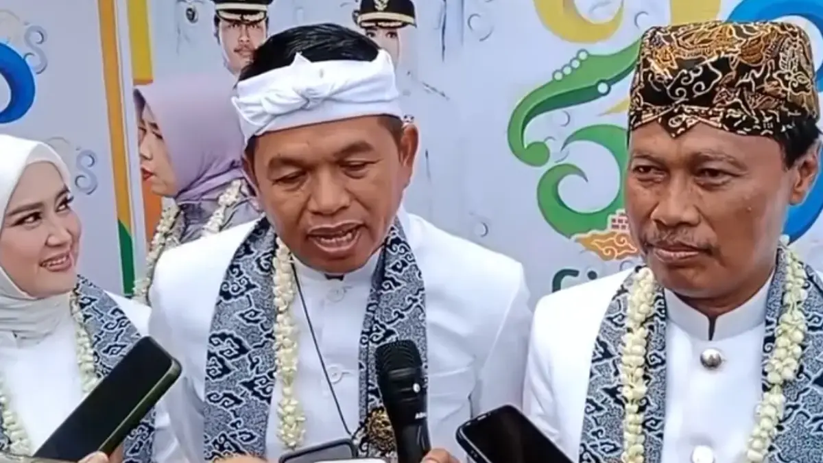 Gubernur Jawa Barat Dedi Mulyadi saat wawancara di Cirebon