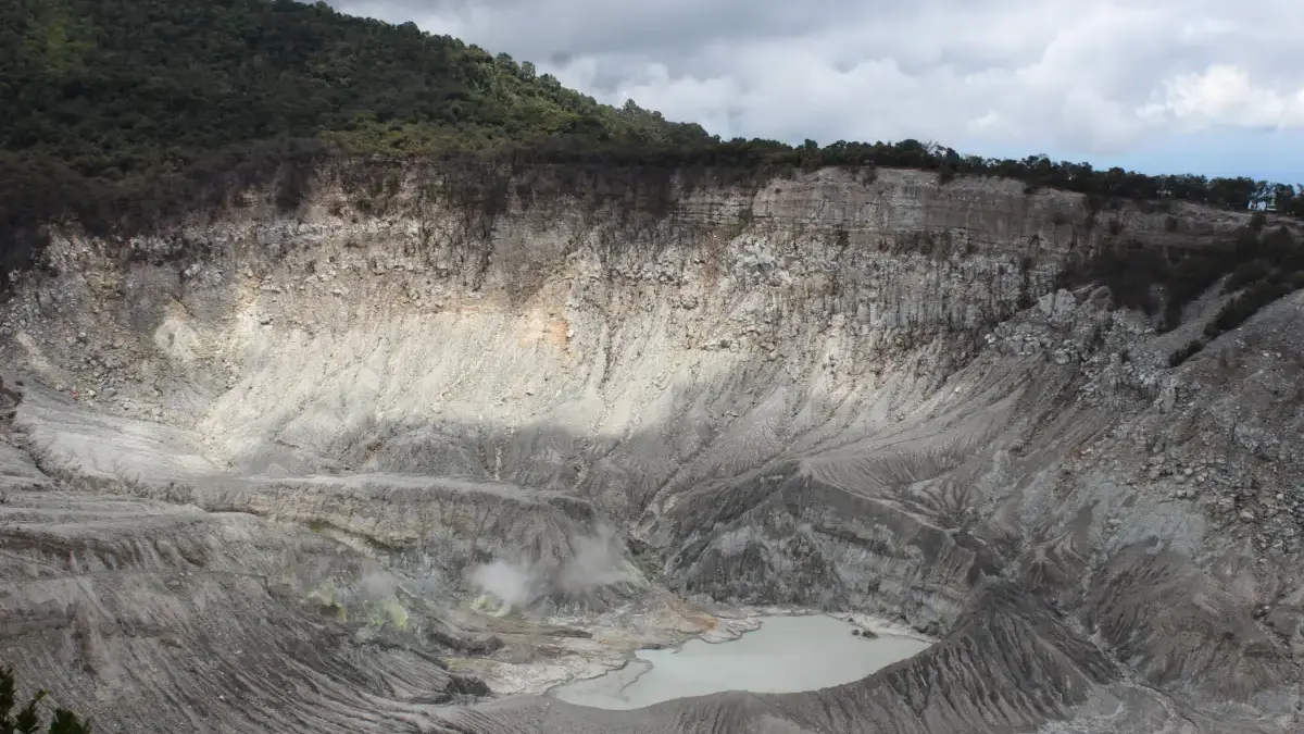 gunung tangkuban alami peningkatan aktivitas/foto:twatangkubanparahu.com