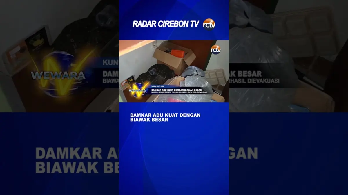 Damkar Adu Kuat Dengan Biawak Besar