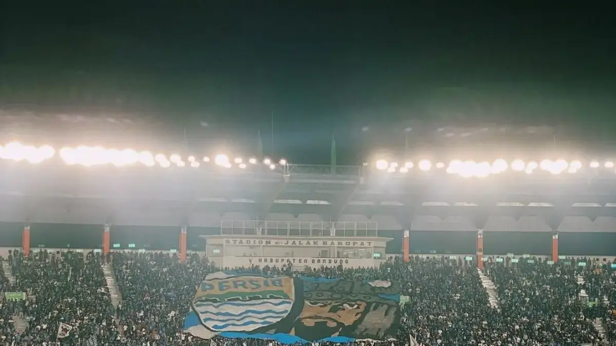 Bobotoh, pendukung Persib Bandung yang selalu setia menemani tim bertanding
