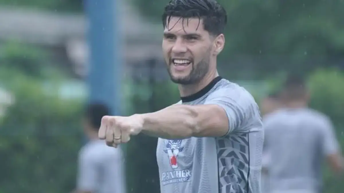 Julio Cesar Puji Frans Putros: Bek Kuat dan Agresif, Tambahan Solid untuk Persib
