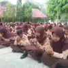 Siswa Berdoa sebelum masuk kelas