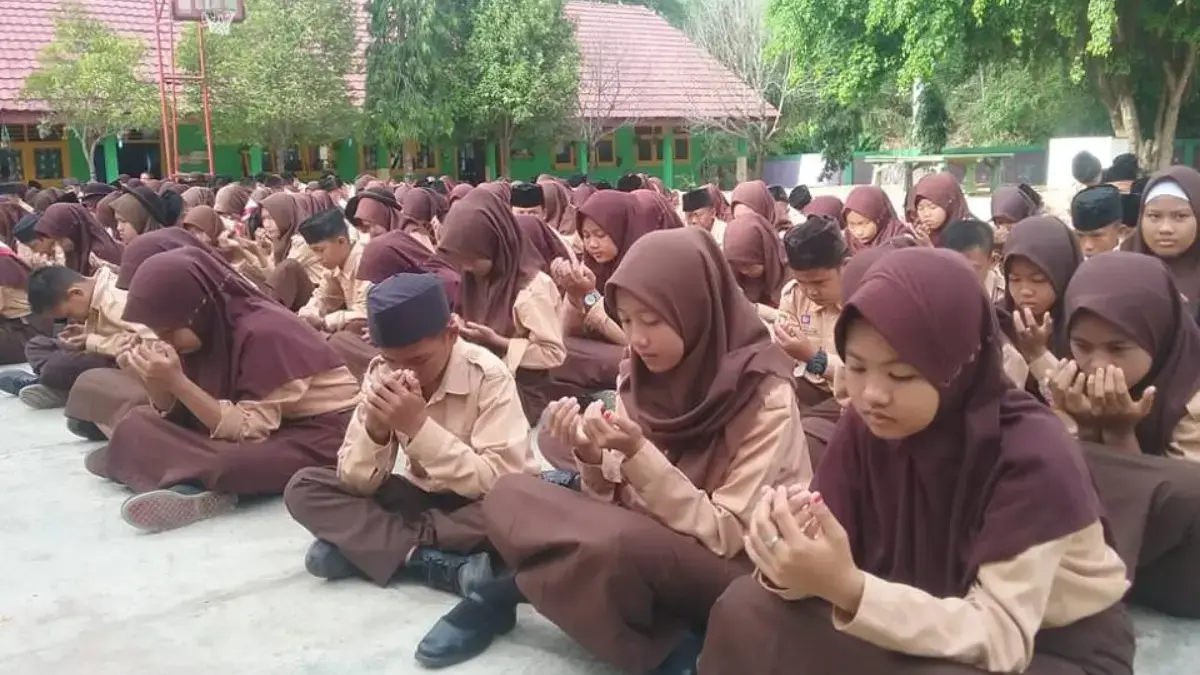 Siswa Berdoa sebelum masuk kelas