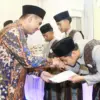 Wagub Jateng, Tak Yasin menyerahkan bantuan dari Pemprov Jateng untuk para penghafal Al quran