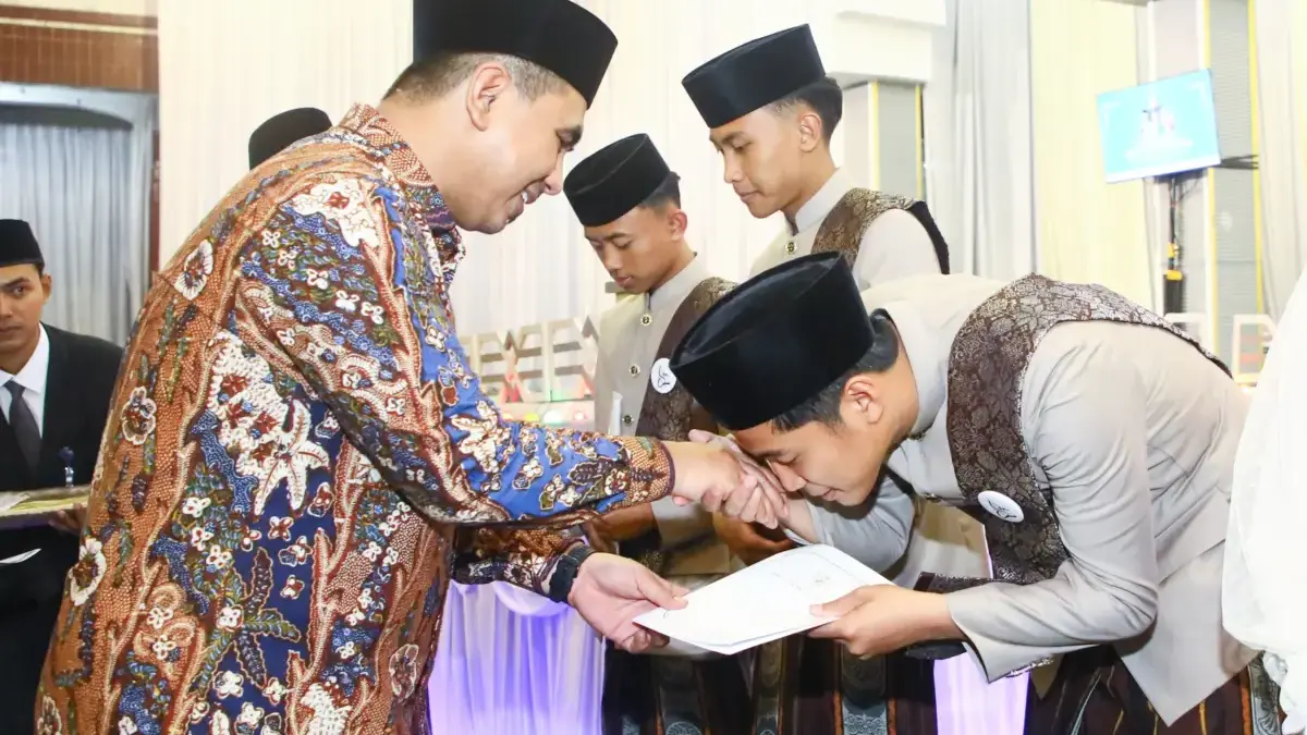 Wagub Jateng, Tak Yasin menyerahkan bantuan dari Pemprov Jateng untuk para penghafal Al quran