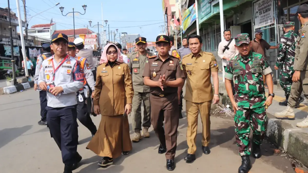 Forkopimda Kabupaten Cirebon melihat proses penertiban di Kawasan Trusmi