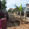 Warga Japura protes jalan rusak
