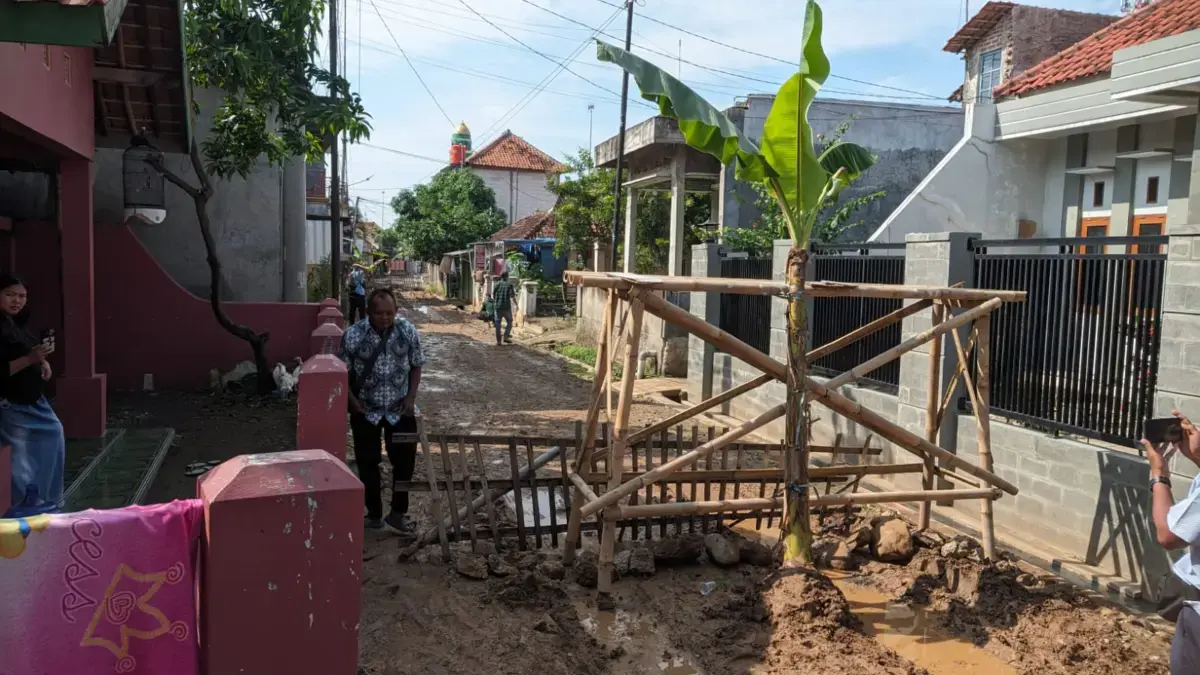 Warga Japura protes jalan rusak