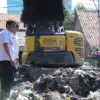 Pemkab Cirebon Bersihkan Sampah di Kedawung