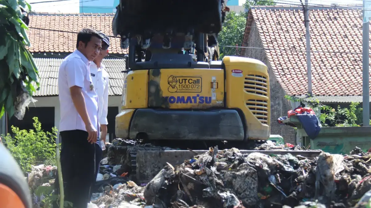 Pemkab Cirebon Bersihkan Sampah di Kedawung