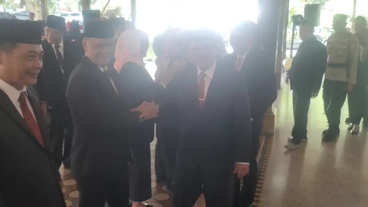 Bupati Cirebon bersalaman dengan Hilmy Rivai