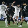 Pemain Persib berduel dengan Para Pemain Dewa United