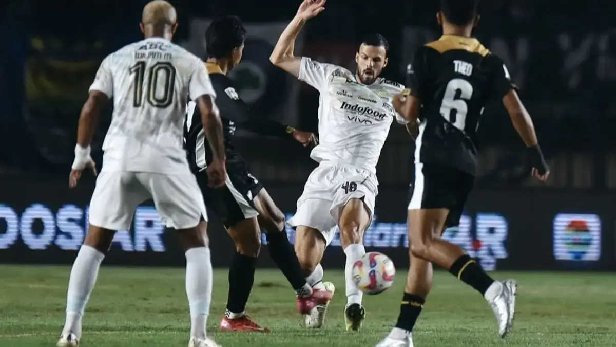 Pemain Persib berduel dengan Para Pemain Dewa United