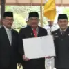 Hendra Nirmala (tengah) bersama Bupati Cirebon (kanan)
