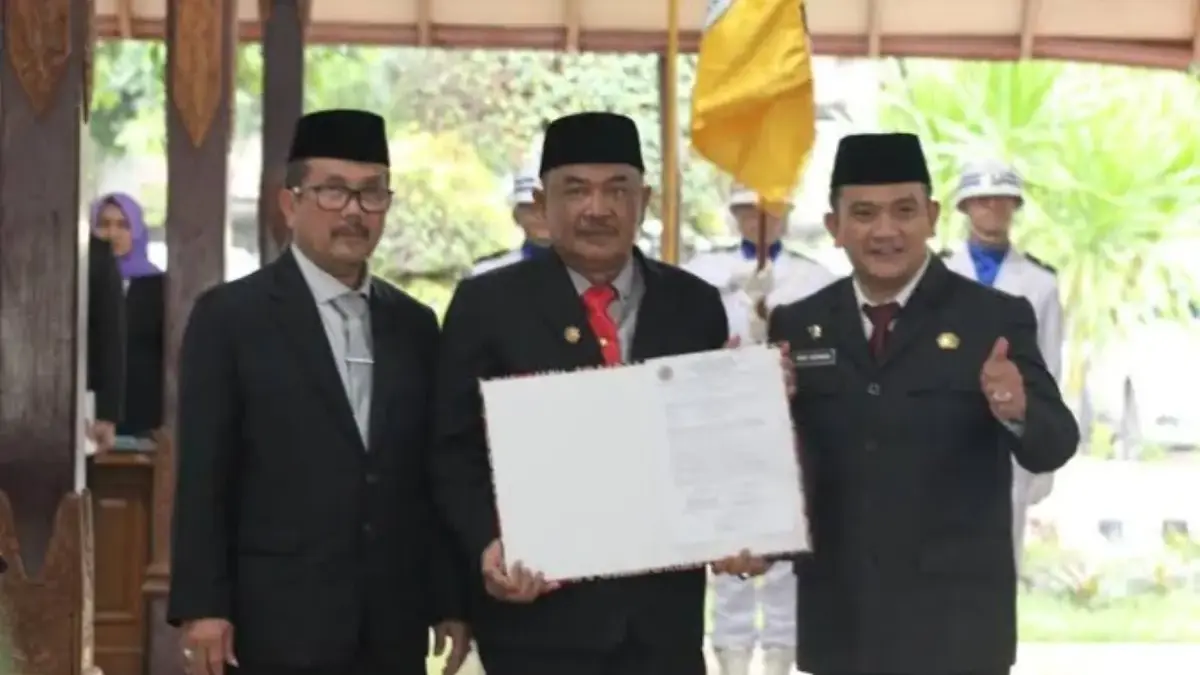 Hendra Nirmala (tengah) bersama Bupati Cirebon (kanan)